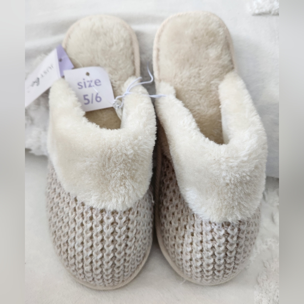 NEW Just Be Plush Cream Women's Slippers With Cableknit Upper. Sz 5/6